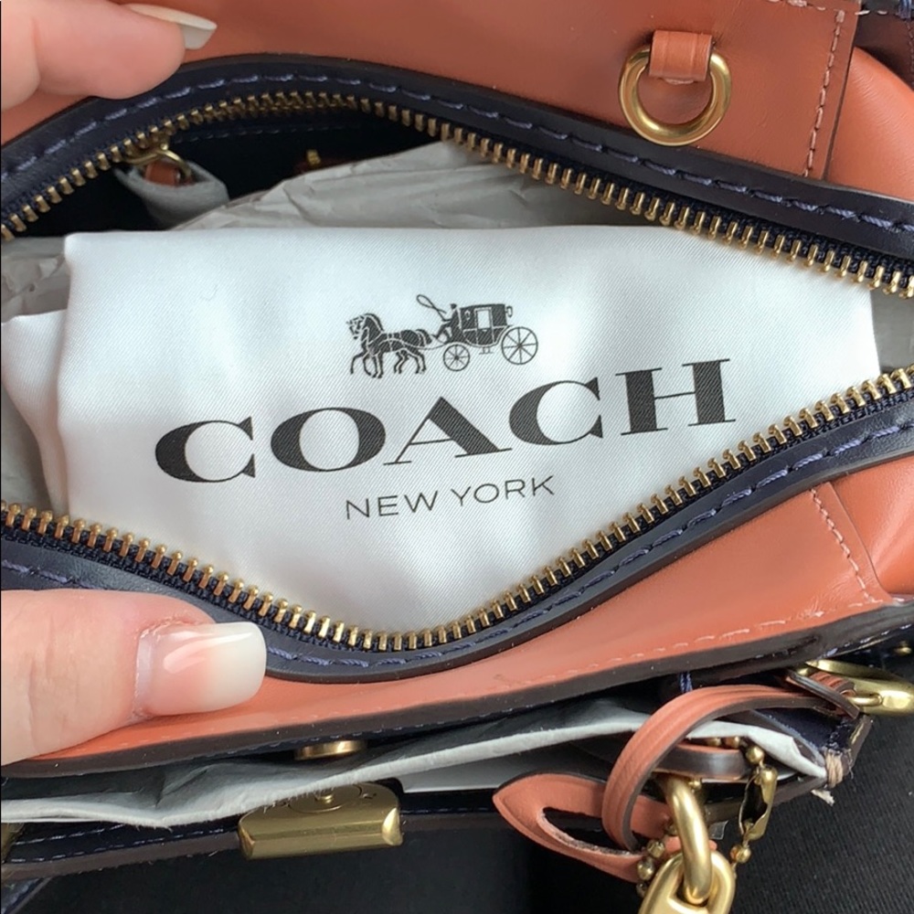 Coach crossbody purse - Picture 3 of 5